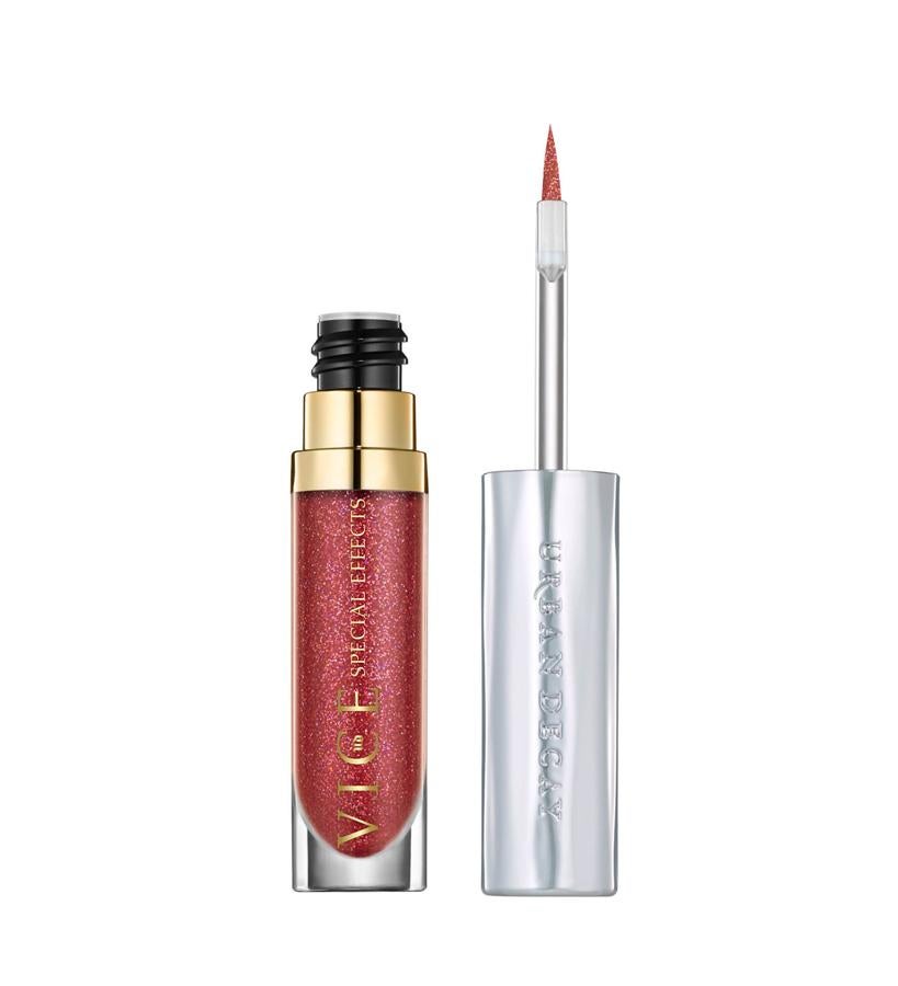 Este top coat de larga duración te permite experimentar con el color y crear maquillajes de labios personalizados. Lo puedes usar solo o sobre el pintalabios para transformar su aspecto por completo. Su cómoda fórmula de gel crema, lleva una infusión de esferas de relleno de colágeno marino Marine Filling Spheres, que deja una sensación suave e hidratada, nada pegajosa. (18,45 €).
