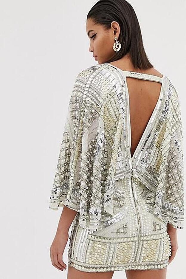 La parte trasera del vestido también tiene escote en V.