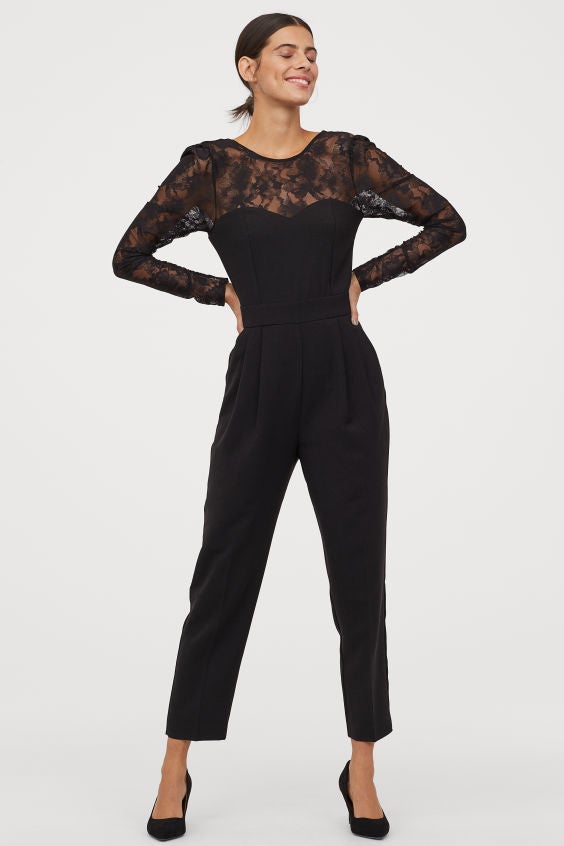 El encaje es un acierto asegurado. Ficha este mono de H&M por 39,99 euros.