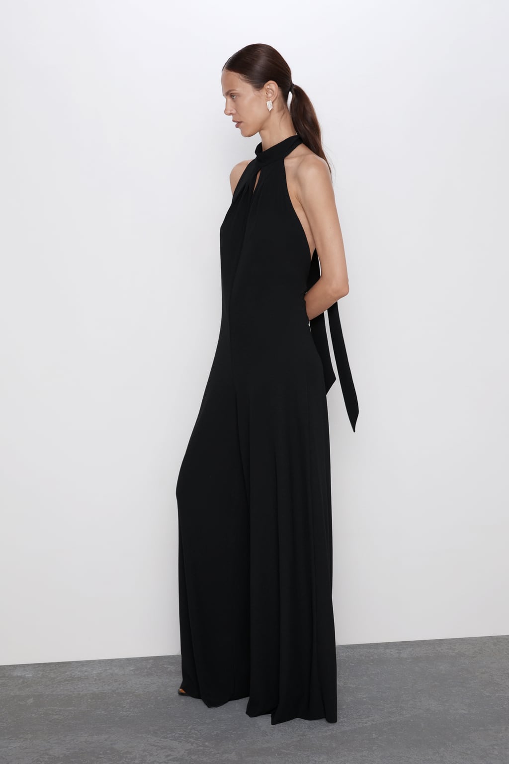 Versátil y elegante: mono negro con cuello halter y escote en la espalda de Zara. (29,95 euros).