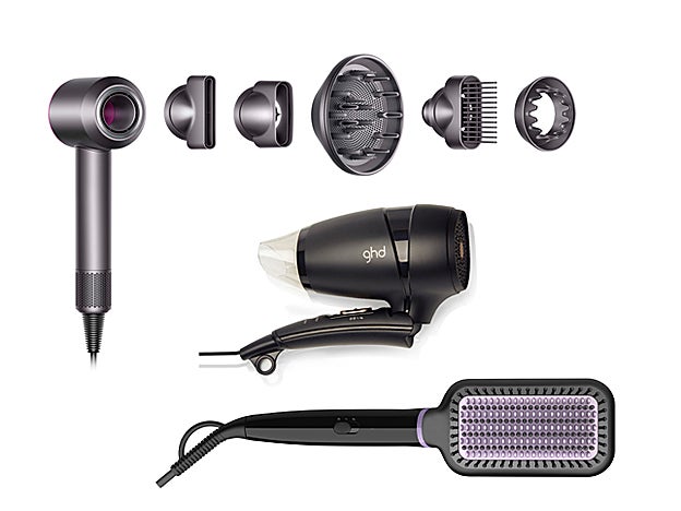 Secador de pelo SupersonicTM, con nuevo difusor rediseñado, nueva boquilla estrecha rediseñada y boquilla ancha, de Dyson (399 €). Cepillo Alisador Style Care de BHH880 de Philips (40,99 €). Secador de viaje ghd flight de Ghd (65 €).