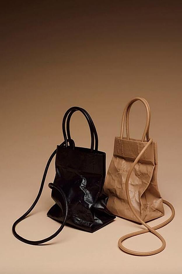 El minibolso, en los dos colores disponibles.