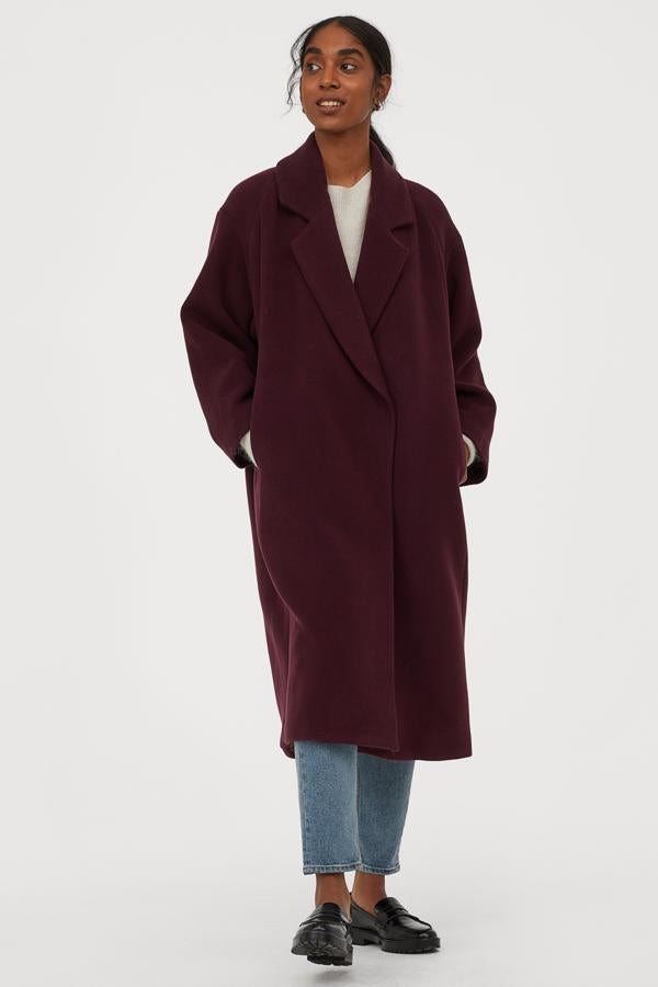 Si sueñas con tener en tu armario un abrigo oversize de corte masculino, H&M ha rebajado uno de los suyos. Confeccionado en lana italiana color burdeos, con cierre delantero oculto y bolsillos en las costuras laterales, cuesta 89,99 euros, aunque debes darte prisa, porque solo queda en las tallas L y XL y se están agotando.