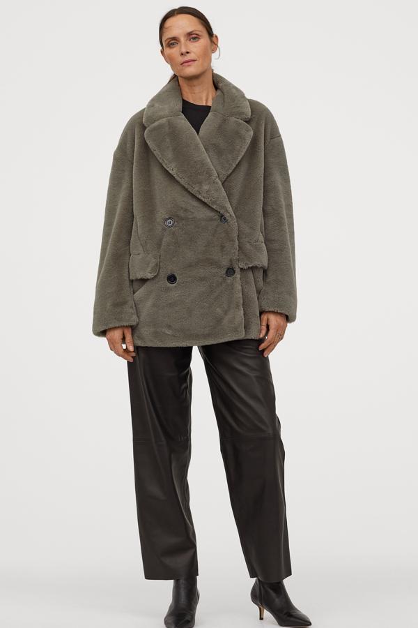 Entre los abrigos rebajados de H&M podemos encontrar este modelo en verde caqui confeccionado con pelo sintético. Con bolsillos delanteros con solapa, es una opción ideal si te has quedado con ganas de darle un toque peludo a tus looks. Costaba 49,99 euros y ahora lo puedes encontrar a 34,99, aunque la talla y L se está agotando.