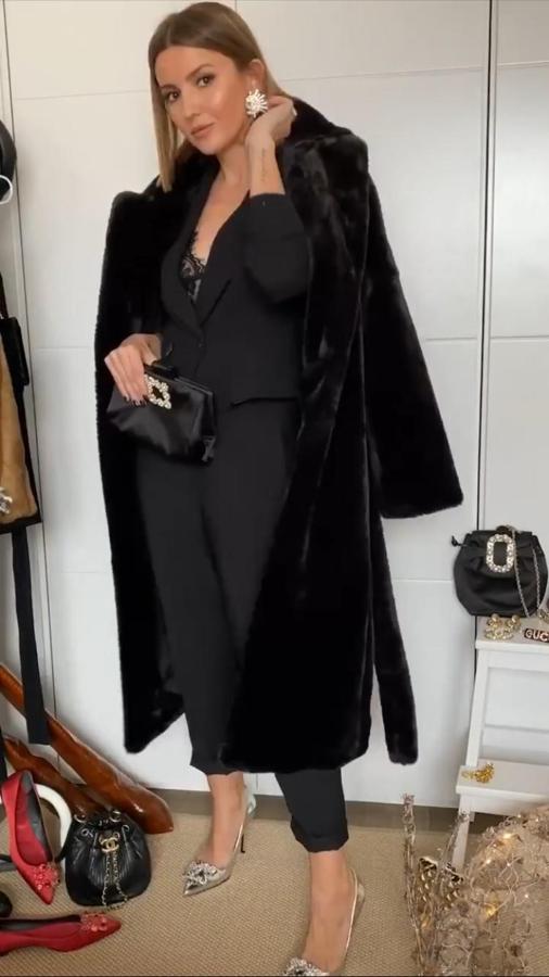 Alexandra Pereira con blazer corta de Zara negra (39,95 euros) que acompañó de pantalón de pinzas a juego de Asos (32 euros), zapatos metalizados y clutch de Roger Vivier y pendientes de Mypeeptoeshop.