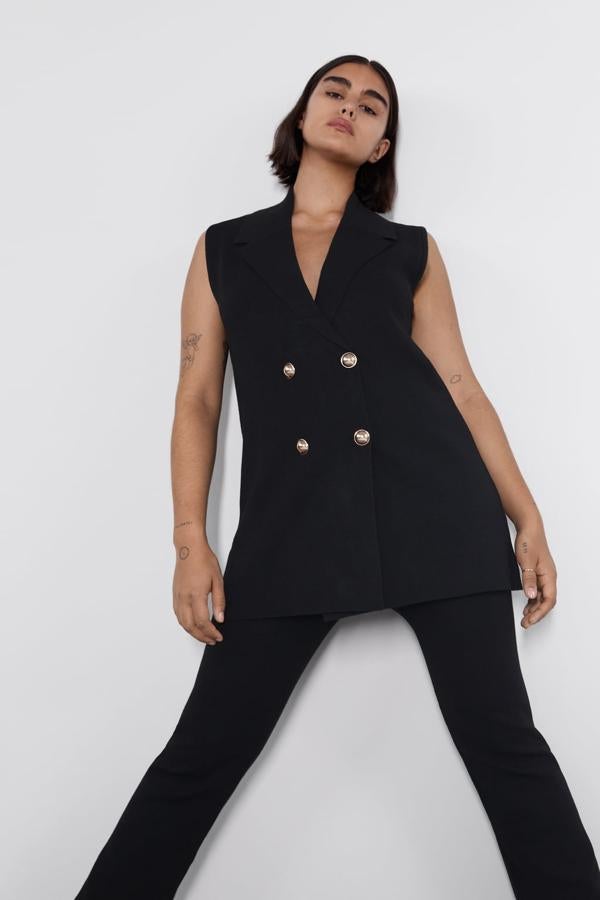 Chaleco de punto negro con botones de Zara (29,95 euros).