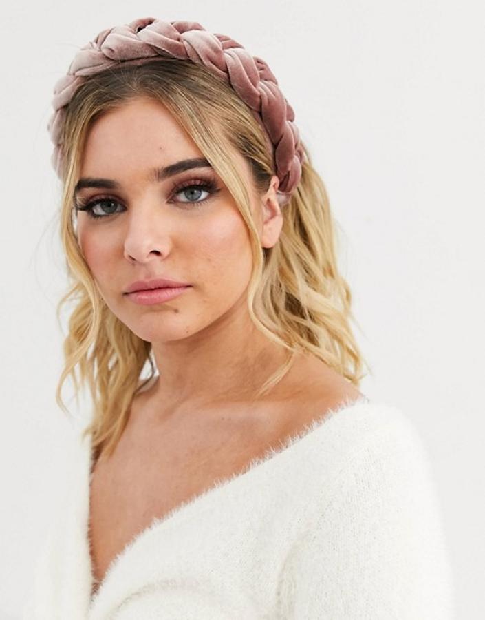 Diadema de terciopelo trenzado en color nude de Asos (12.99 euros).