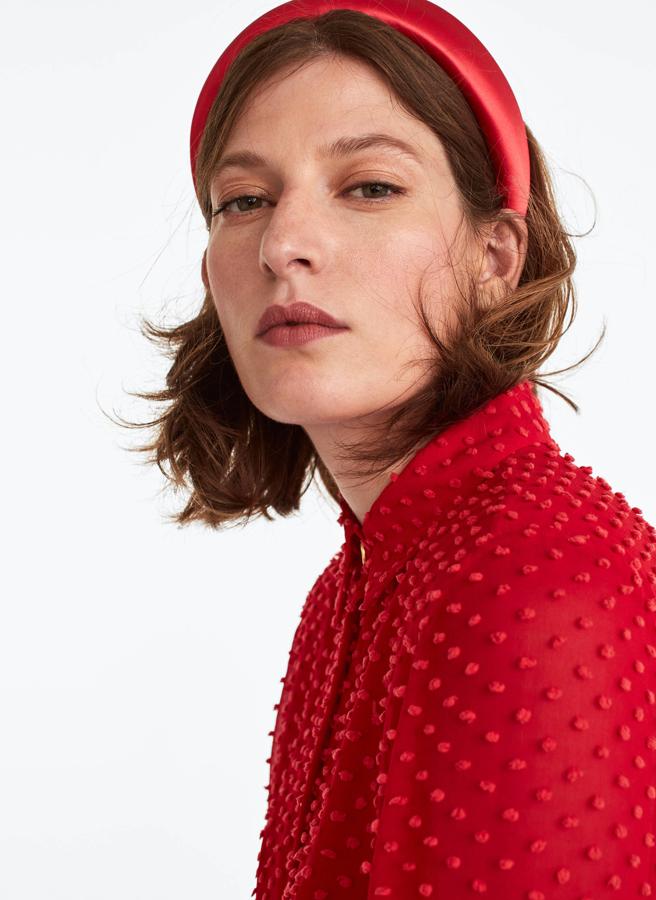 Diadema XXL en raso rojo de Uterqüe (39 euros).