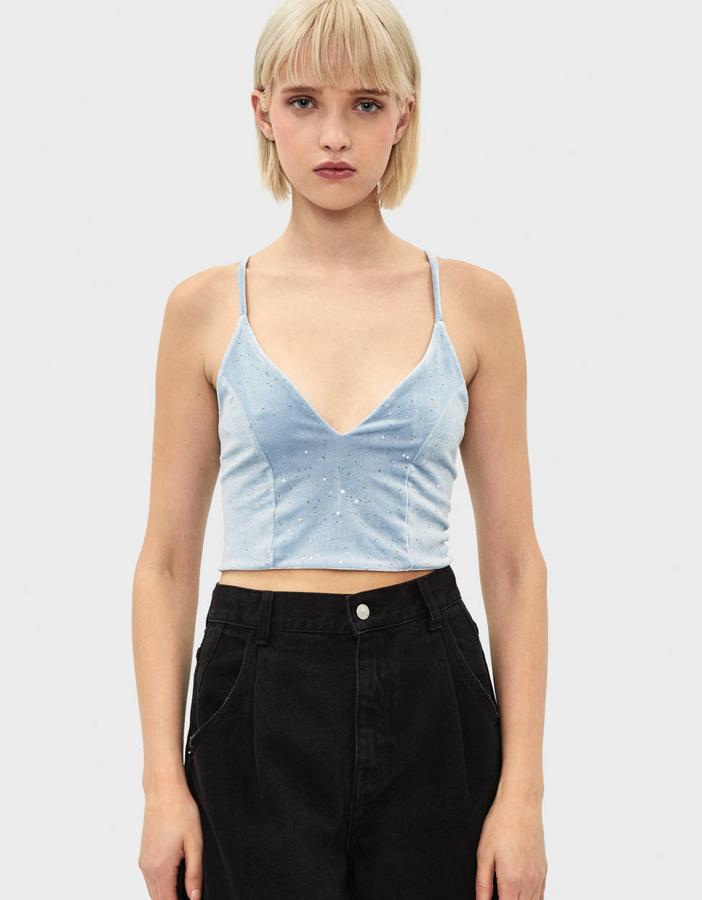 Top de tirantes con brillos azul cielo de Bershka (12,99 euros).