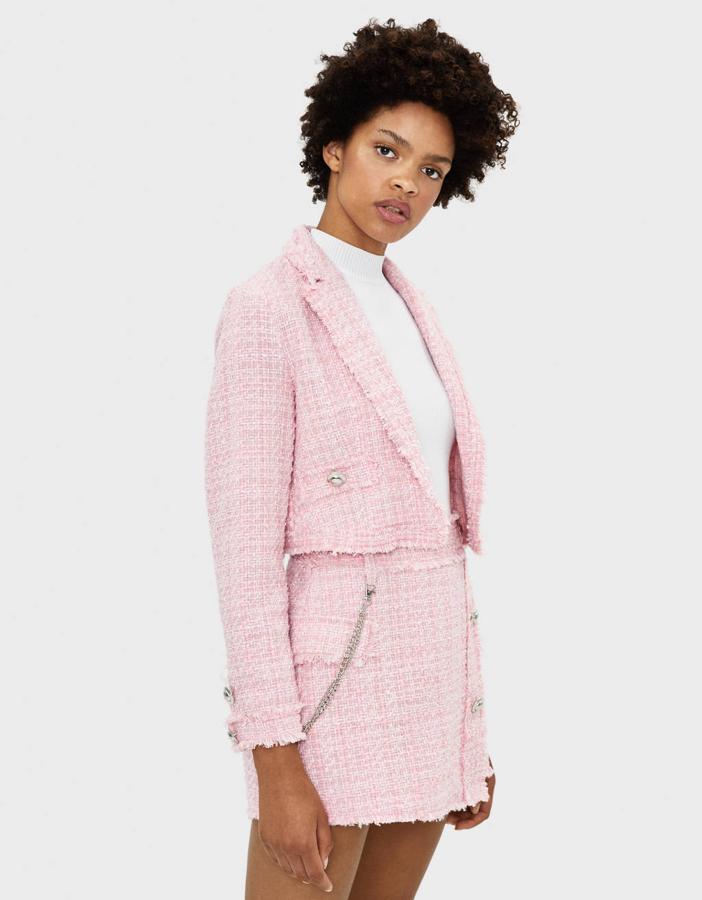 Chaqueta tweed rosa bebé de Bershka (35,99 euros).