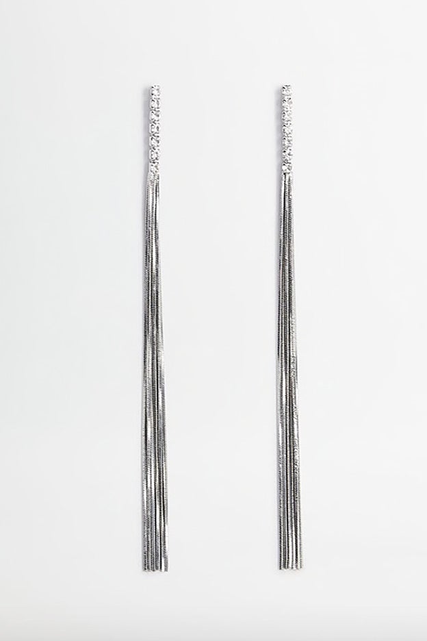 Otro detalle plateado del look de Mery Turiel: unos pendientes de strass.