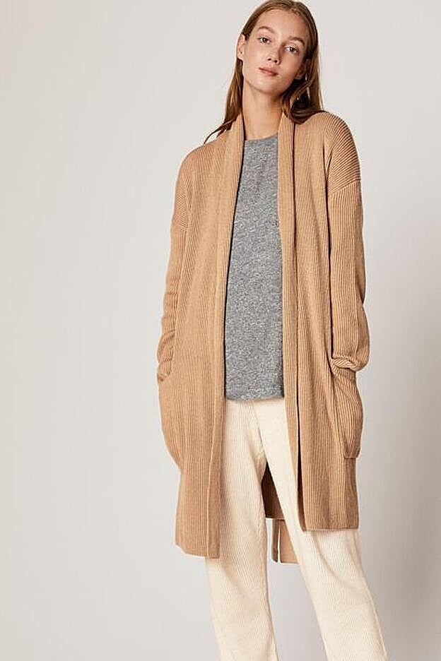 La chaqueta larga en camel es ideal para combinar con unos vaqueros.