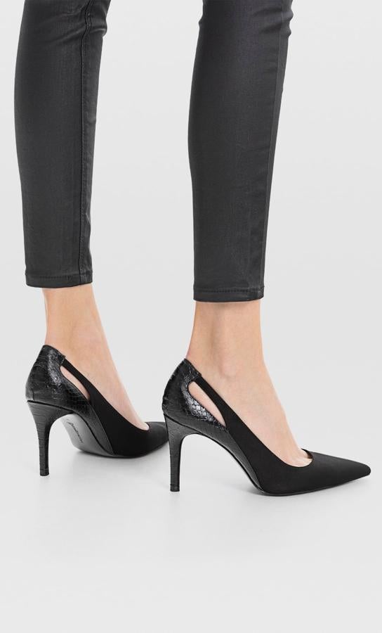 Porque los zapatos negros no tienen por qué ser aburridos, Stradivarius ha lanzado este par con aberturas por debajo del tobillo que nos encantan. Tienen un tacón de 8,5 centímetros y cuestan 22,99 euros.