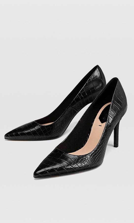 Entre las propuestas de Stradivarius está este par de zapatos negros con acabado grabado que solucionan cualquier estilismo. Cuestan 22,99 y están disponibles entre los números 35 y 41.