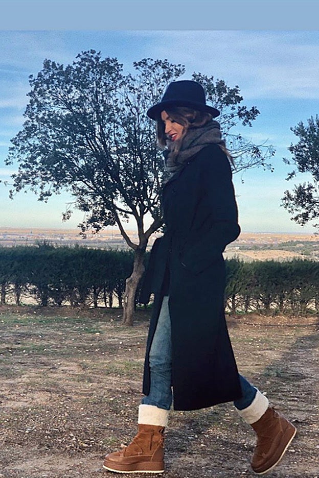 Un look diez para cualquier día de invierno con abrigo azul marino y botas con borreguito de Sara Carbonero.