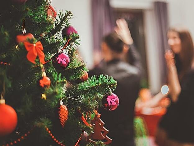 El estrés de compromisos navideños, compras y cenas también le pasa factura a nuestra piel.