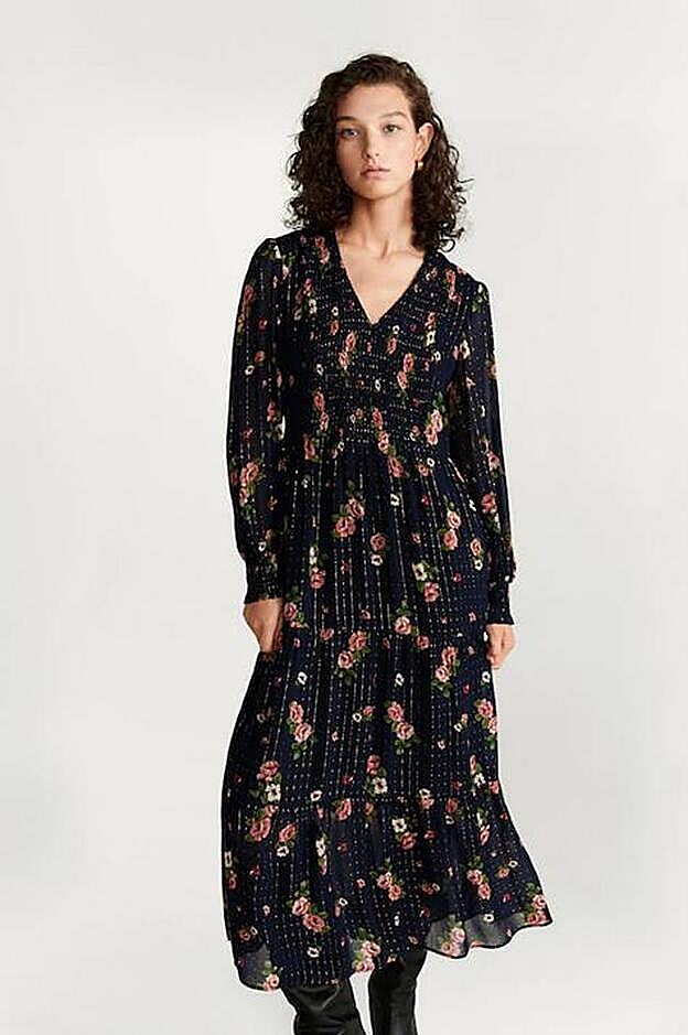 En azul con flores pastel e hilo metalizado.