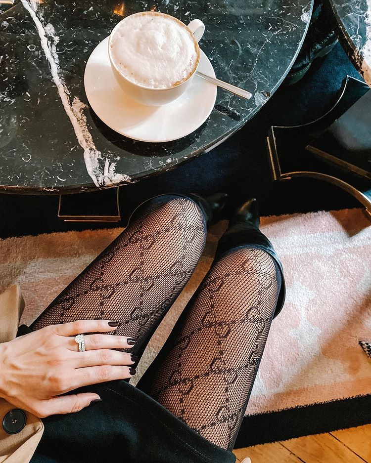 Y no dejamos a Alexandra Pereira, quien también ha caído rendida ante las medias del momento. Los pantys con el logo de la marca que han revolucionado las redes sociales y que toda influencer querría tener en su armario. Sí, hablamos de las creadas por Gucci y a las que nadie podría renunciar. Eso sí, siempre y cuando no tenga que pagar los 90 euros que cuestan. ¿Os imagináis haceros un enganchón según salís de casa? Infarto de miocardio asegurado.