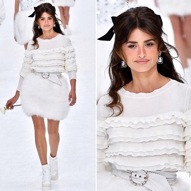 Y hablando de innecesarios, nos encontramos con dos complementos capilares, ambos tendencia en el mundo celeb, y ambos firmados por la casa Chanel. El primero de ellos ha causado furor esta temporada, y no es otro que un más que simple lazo negro, que fácilmente se podría encontrar en una mercería de barrio, pero que la maison puso en la cabeza de Penélope Cruz para un desfile, y decidió cobrarnos por él nada más y nada menos que 390 euros.