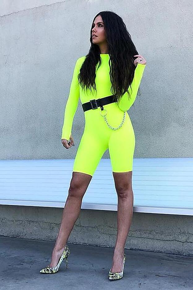 Cristina Pedroche presumiendo de tipazo con este mono fosforito que no se puede poner casi nadie. Y a ella, por supuesto, le queda bien.