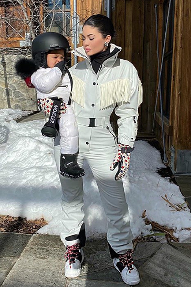 El primer día en la nieve de Kylie Jenner y su hija, Stormi.