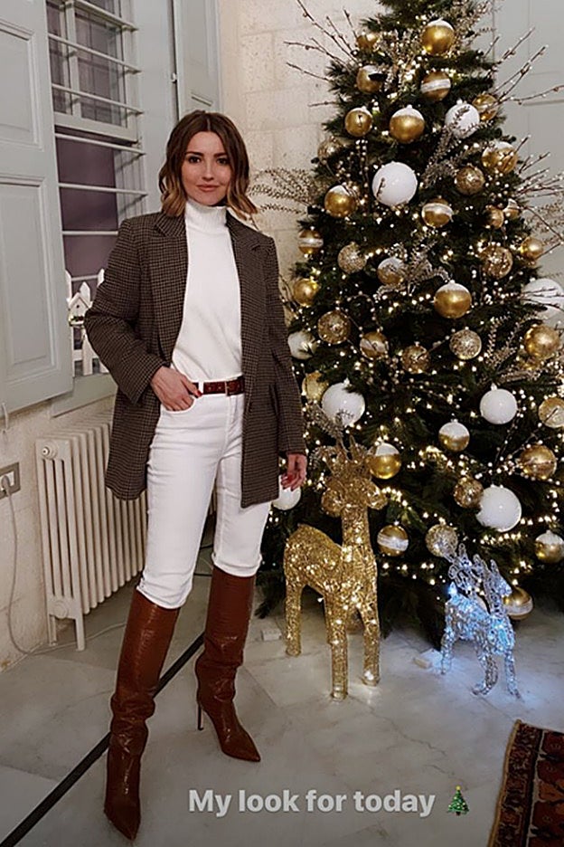 Nos encanta el contraste de color que ha conseguido Lovely Pepa en este look de Navidad.