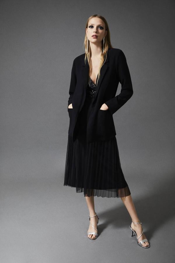 Si quieres dejar atrás el clásico vestido y apostar por una falda plisada -con blazer queda perfecta- este es tu look. El top cuseta 12,99 euros en Lefties y el resto de las prendas las puedes reciclar, seguro que tienes ambas (falda y americana) en el armario.