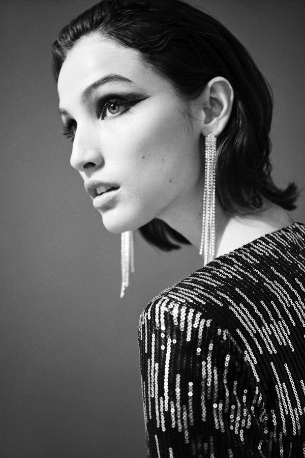 También hay pendientes en la ciolección, de estilo cascada, sencillos pero llenos de brillo y quedan así de bien. El juego de tres pares, para que puedas elegir o combinarlos como quieras, cuesta 4,99 euros.