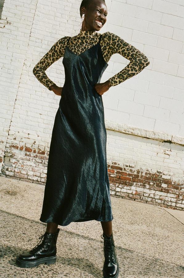 Vestido midi lencero en satén verde botella de Primar (20 euros).