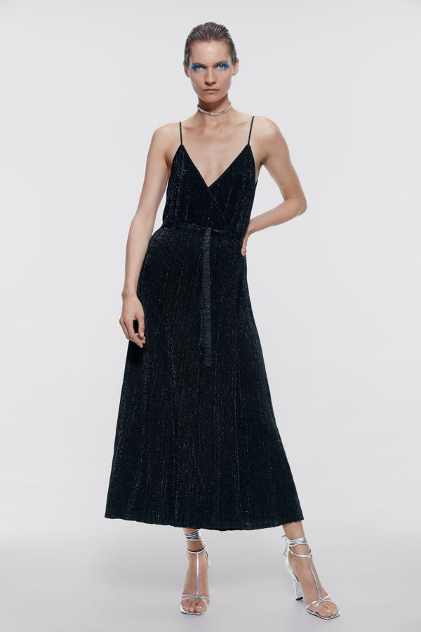 Vestido midi de tirantes con escote en uve y efecto glitter de Zara (29.95 euros).