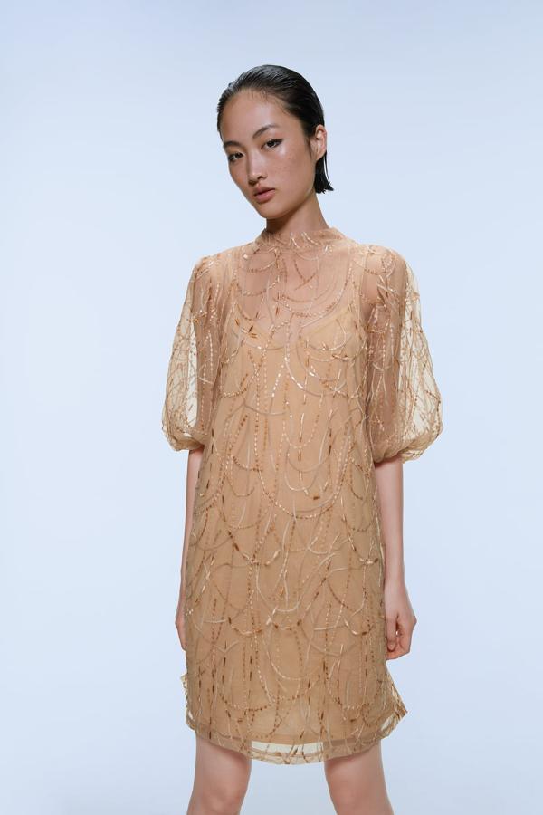 Vestido de lentejuelas y abalorios beige con de Zara (39,95 euros).