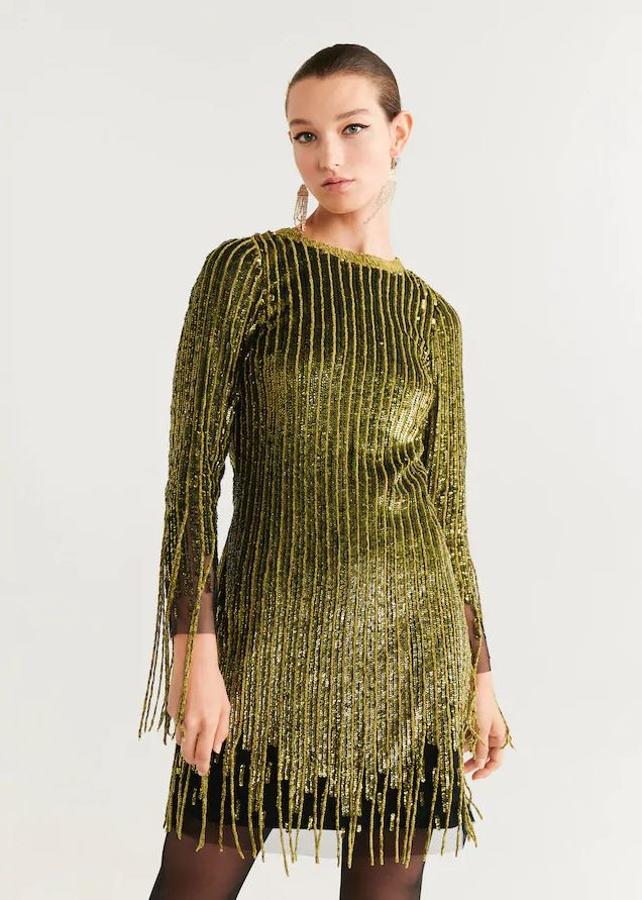 Vestido de lentejuelas verde con flecos de Mango (149,99 euros).