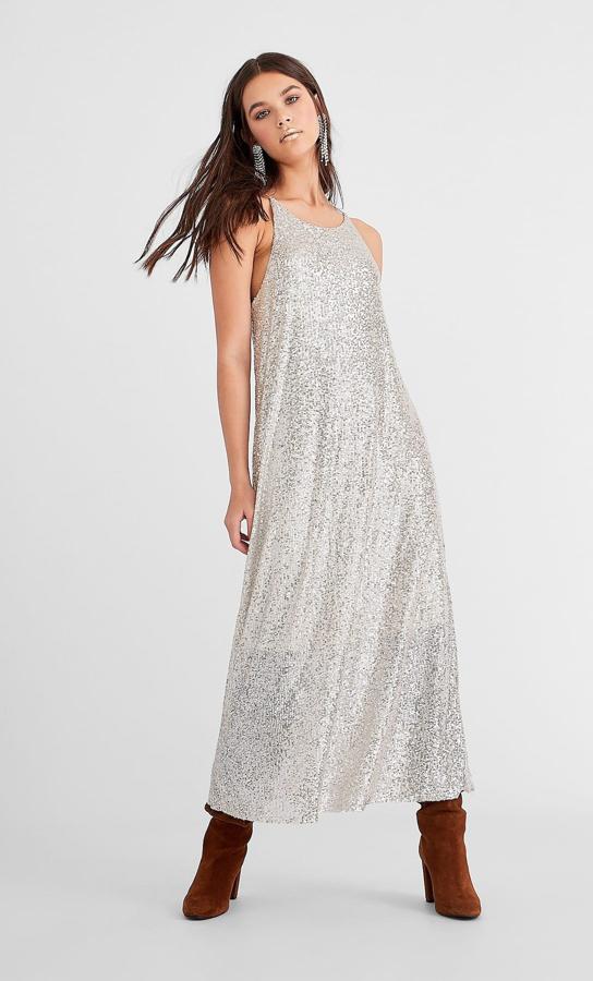 Vestido de lentejuelas largo con cuello halter de Stradivarius (29,99 euros).