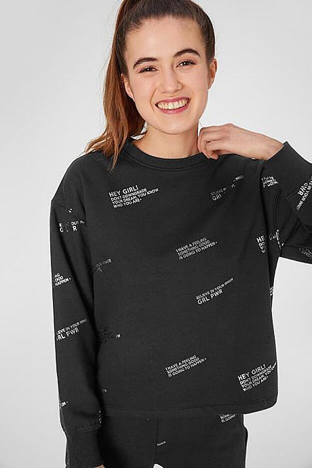 ¿Fan de las sudaderas con mensaje minimalista? Aquí tienes otra.