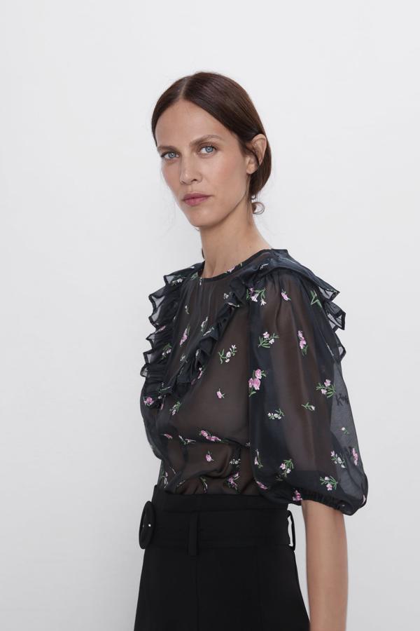 A veces no está de más algo de romanticismo añadido a los looks de fiesta. Esta blusa con volante y mangas de vuelo, con flores bordadas ligeramente brillantes, lo pondrá por ti. Cuesta 15,99 euros.