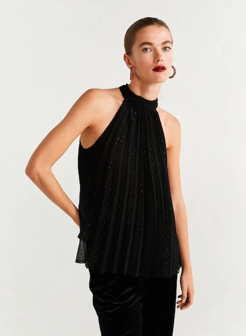 Blusa negra con cuello y tejido plisado de Mango. (29,99 euros).
