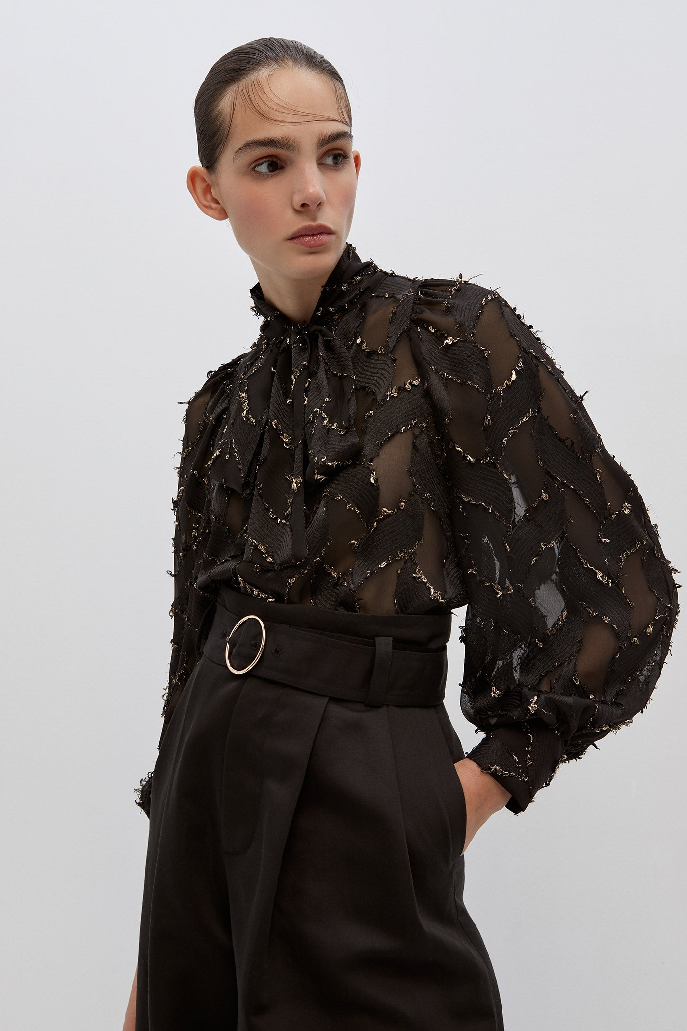 Blusa con lazada y detalles lurex de Sfera. (29,99 euros).