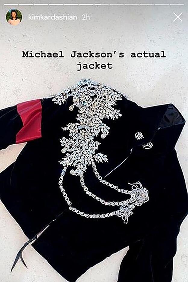 La chaqueta de terciopelo que Michael lució en el cumpleaños de Elizabeth Taylor en 1997, modificada para la ocasión.