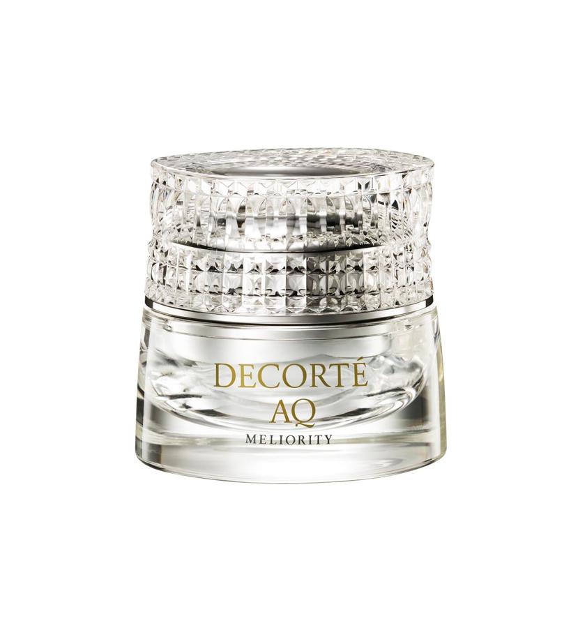 Inspirada en la medicina regenerativa, esta fórmula activa la auto-reestructuración de los tejidos, gracias a sus extraordinarios ingredientes, semejantes a los que conforman la piel. Entre otros, contiene colágeno hidrolizado y lactobactilos, que trabajan para conseguir un rostro ultrahidratado y más firme.  Intensive Regenerating Multi Cream Meliority de Decorté AQ  (1.100 €).