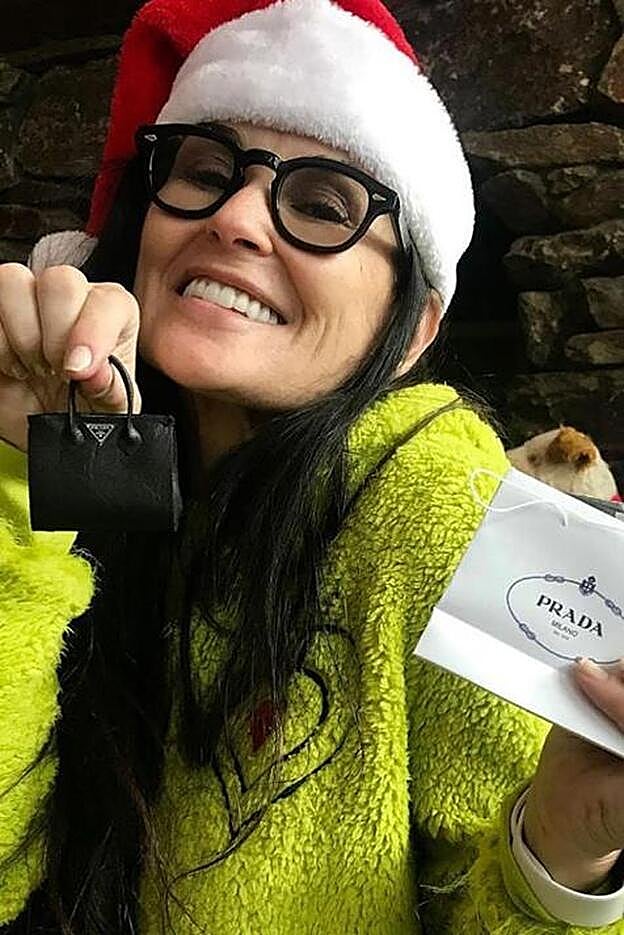 Demi Moore con su mini bolso de Prada