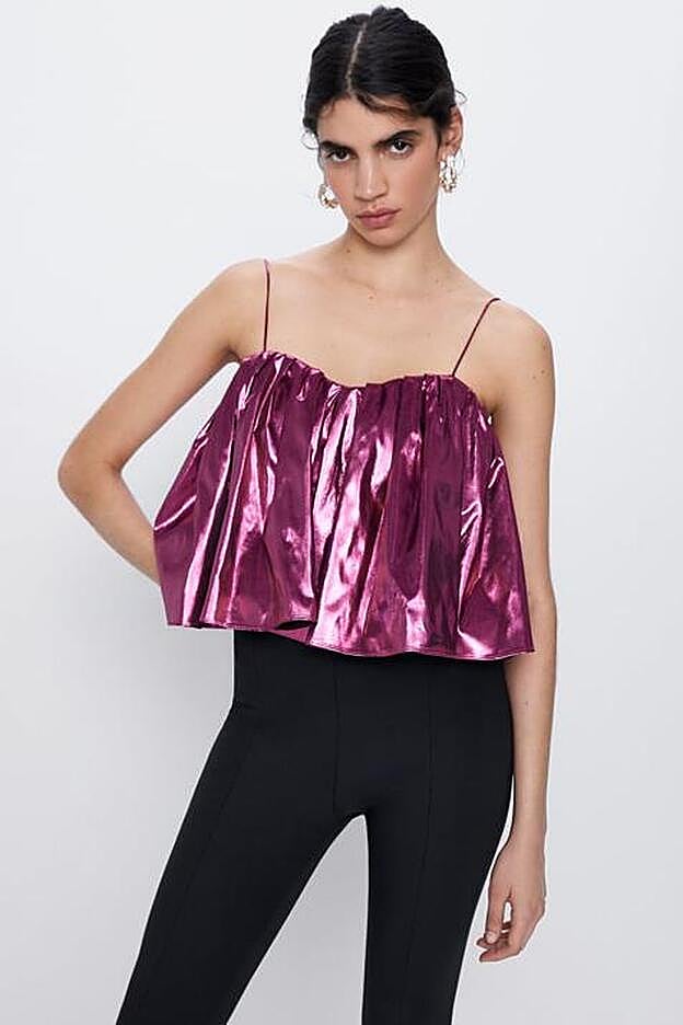 Top de tirantes en rosa fucsia metalizado de Zara.