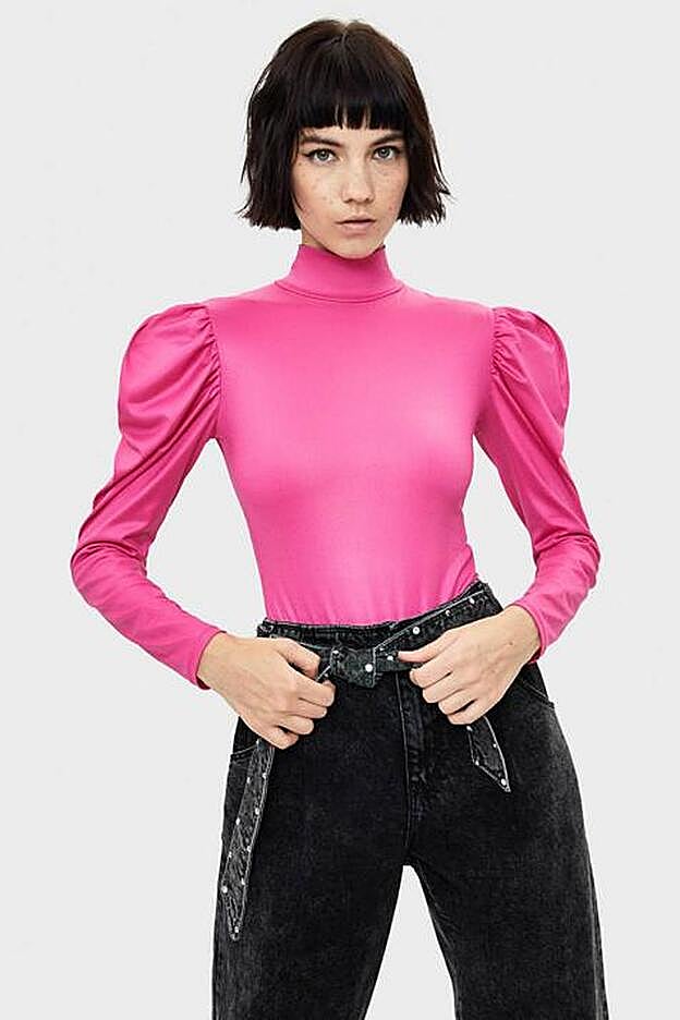 Top de color rosa fuerte y mangas abullonadas de Bershka.