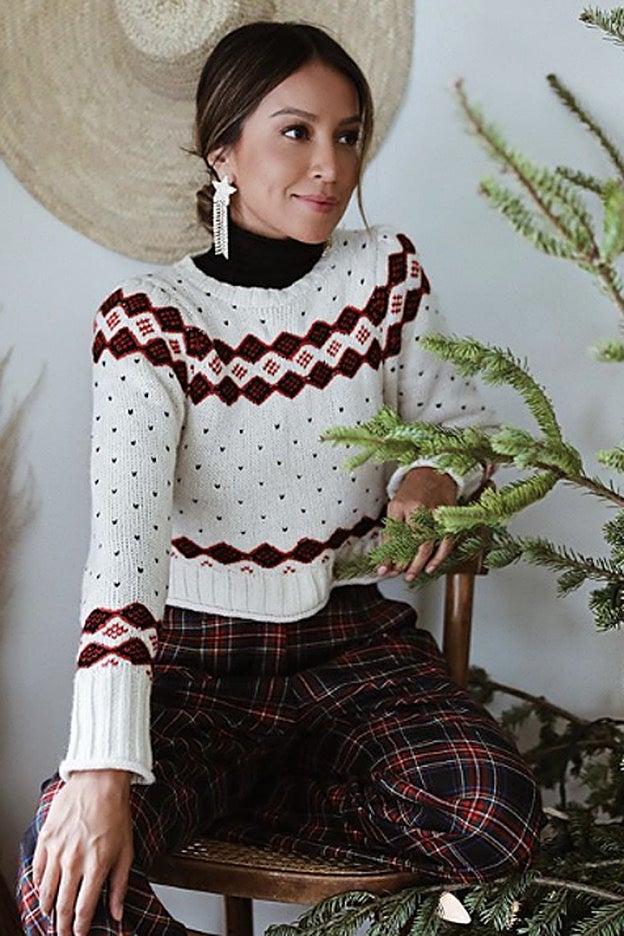 Sincerely Jules acompaña este look casero con unos pendientes de fiesta. Genial.