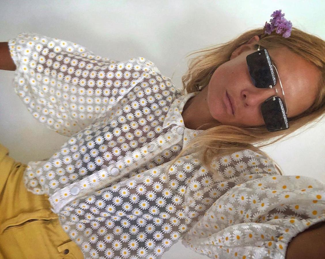 Otro gran éxito de la firma española en 2019 es  esta blusa de flores . Pero, ¿por qué Zara consigue más prendas virales que nadie? Porque, cuando su sistema de recogida de datos detecta un interés especial por una prenda, aumenta su producción y solo tarda dos o tres semanas en tenerla en tienda.