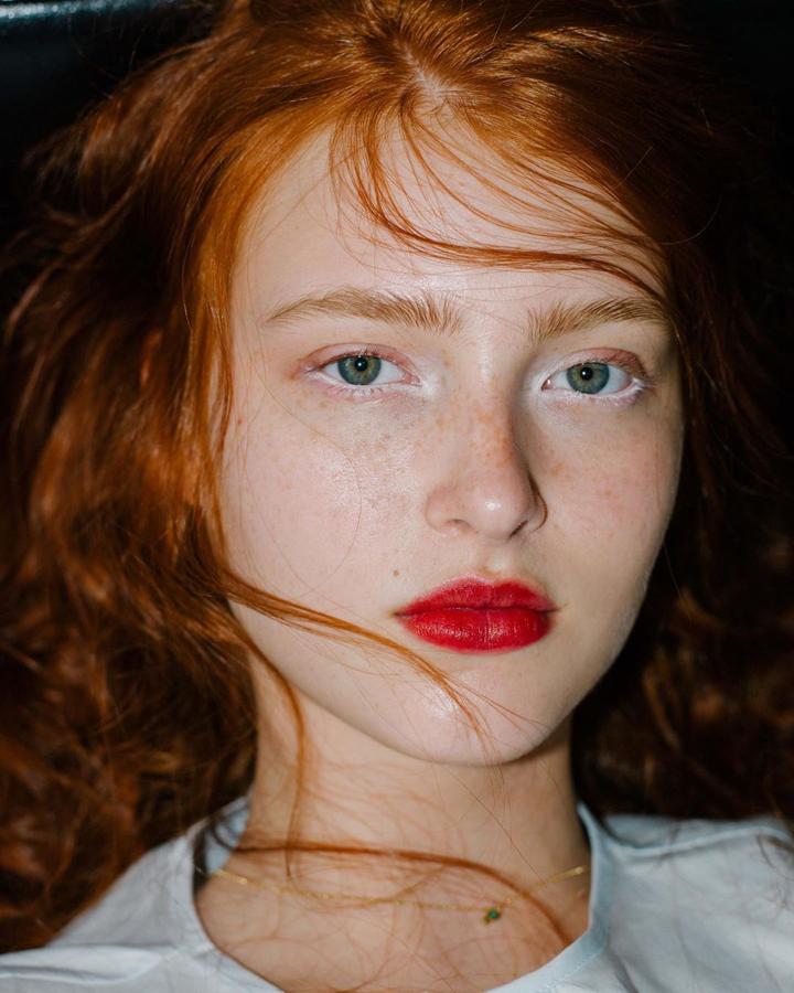 Para las más discretas también es posible apostar por una de sombra de ojos blanca, todo es cuestión de aplicarla con mesura. En este look se centran en el lagrimal, el borde inferior del párpado y el interior final del párpado superior. Y lo hacen con un blanco mate que ayuda a equilibrar el tono.