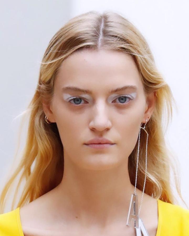 Esta propuesta de Benjamin Puckey apuesta por las formas abstractas para una sombra de ojos que se centra en el interior y el exterior del párpado superior. Posteriormente se alarga la forma del dibujo tanto en el interior como en el exterior del contorno del párpado. Si apostamos por un lápiz de punta gruesa obtendremos un look más intenso.