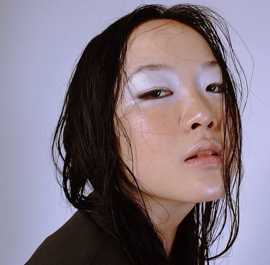 Busca esa sombra de ojos con brillo que tantas veces has visto en tu tienda favorita y extiéndela sobre el párpado superior hasta las cejas y debajo de la línea de pestañas inferiores. Apuesta por el negro para la el interior del borde y ya tienes tu look de belleza para Nochevieja.