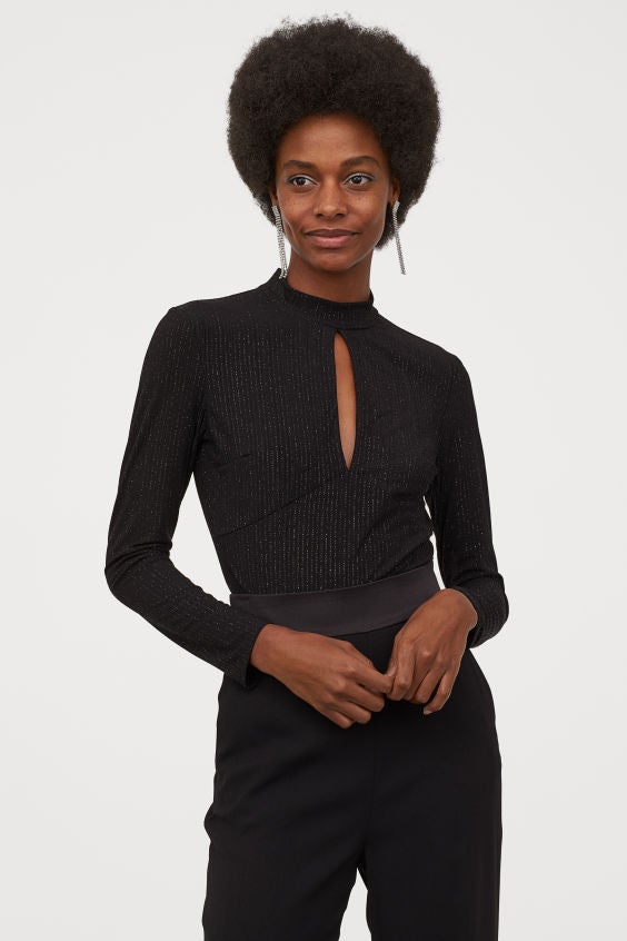 Body cut out con hilo metalizado de H&M. (29,99 euros).