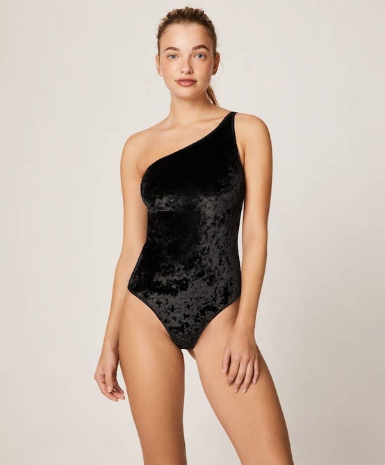 Body velvet asimétrico de Oysho. (17,99 euros).