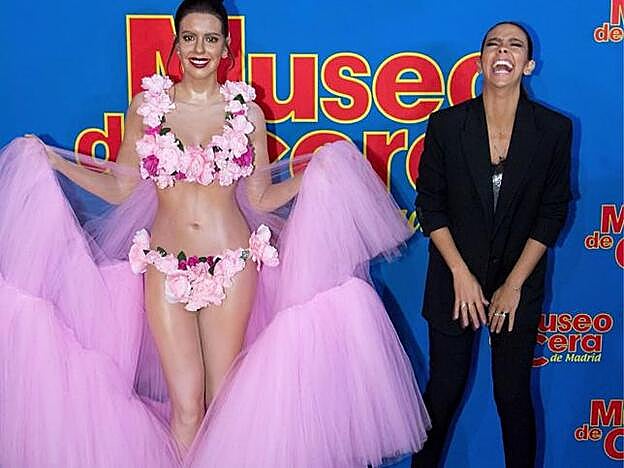 Cristina Pedroche, con su figura de cera en el Museo de cera de Madrid.